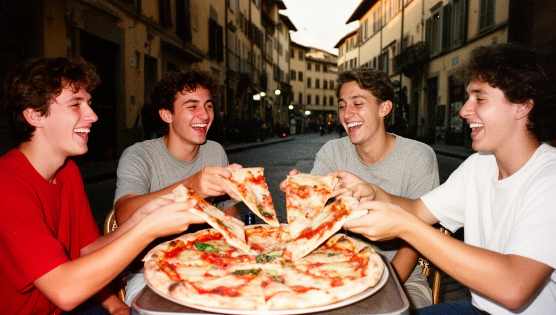 Amici che condividono pizza attorno a un tavolo