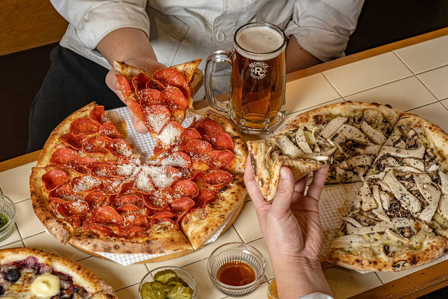 Pizze al centro del tavolo, pronte da condividere